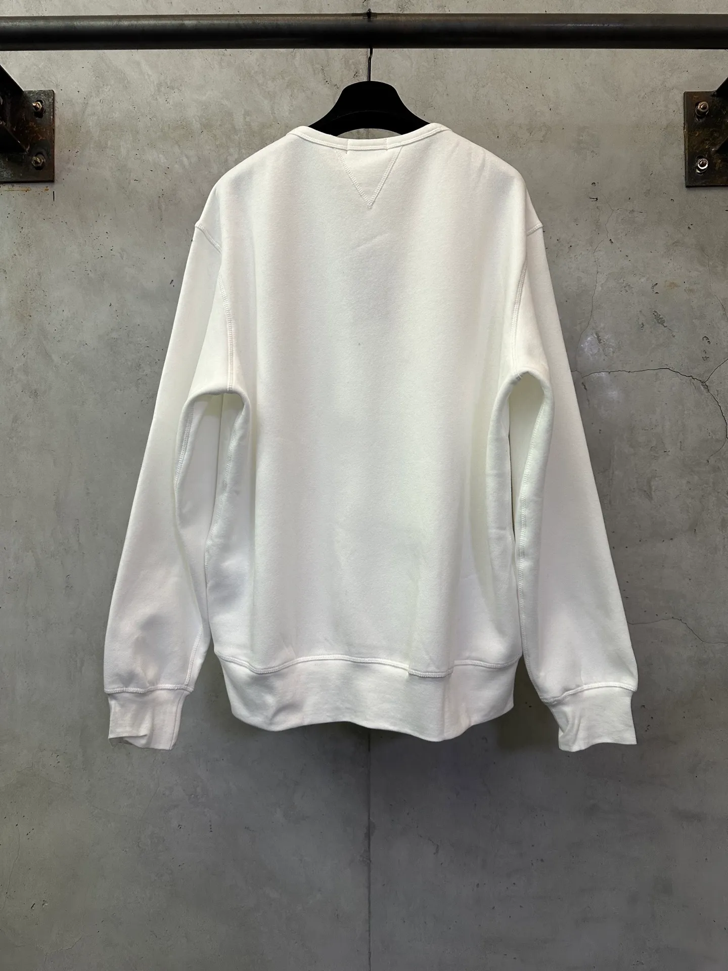 P330 Ralph Lauren logo embroidered sweatshirt. Customized cloud-like honey cotton fleece sweatshirt material. It feels delicate and comfortable against the skin. It is mainly made of deep black and is decorated with exquisite white pony logo. It is highly recognizable. Customized hardware. Thread. Accessories. Matching. Same style for men and women. -Color: Black White Blue Gray -Size: S M L XL